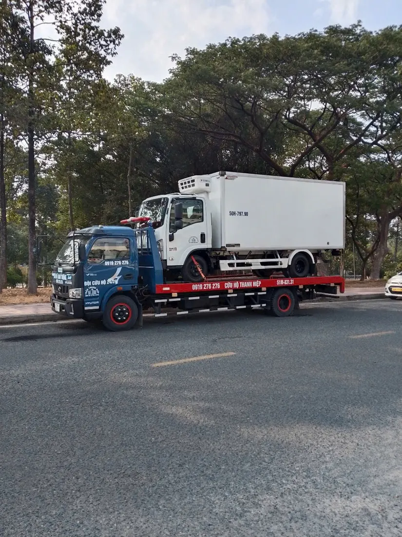 Xe cứu hộ Thanh Hiệp chở ô tô Hóc Môn