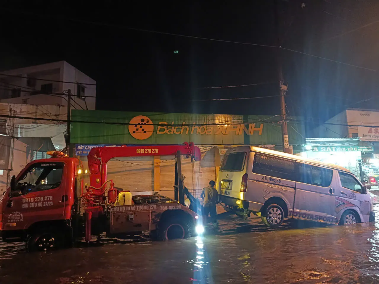 Cứu hộ ô tô xe tải bằng xe kéo tại Hóc Môn