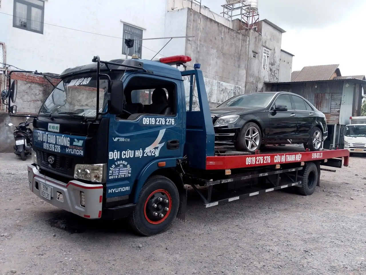 Cứu hộ ô tô Hóc Môn với xe sàn trượt Hyundai chở ô tô thực tế